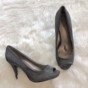 Fergalicious Grace silver peep toe pumps, Sz. 8M